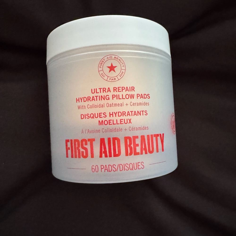 First Aid Beauty White Jar with Red Logo Hydrating Pillow Pads